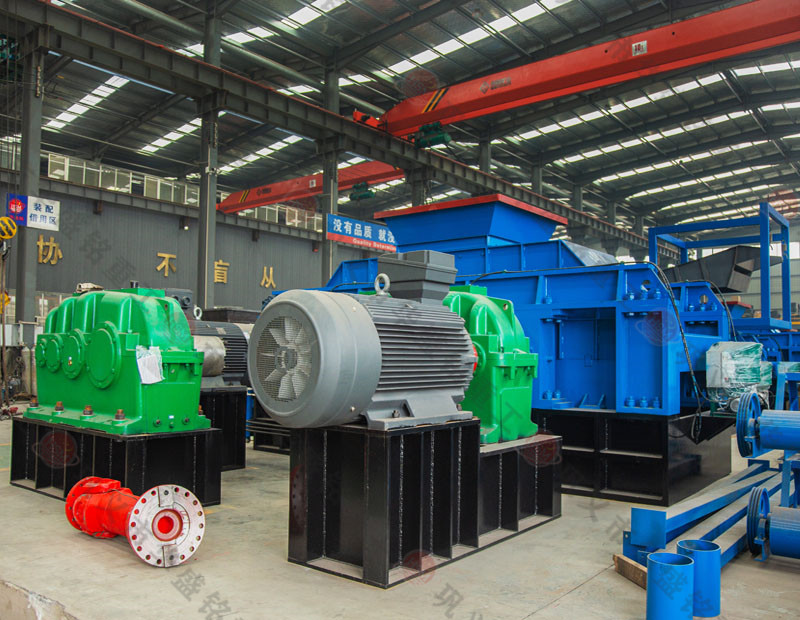 小型卵石打砂機_河卵石生產(chǎn)線配置_華盛銘液壓對輥制砂機